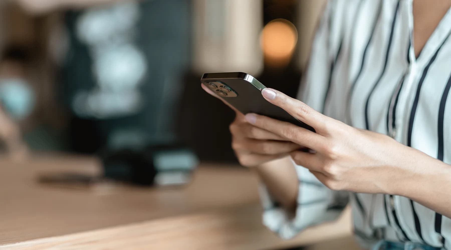 Akıllı telefon kullanan bir kişinin elleri